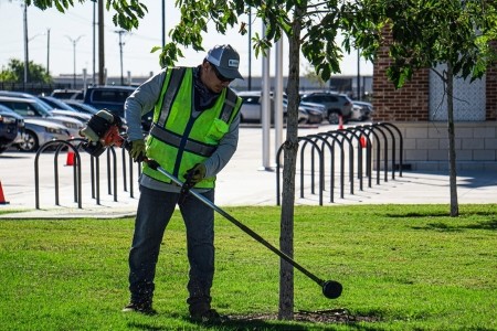 What Should a Commercial Lawn Maintenance Contract Include in Southlake, TX?